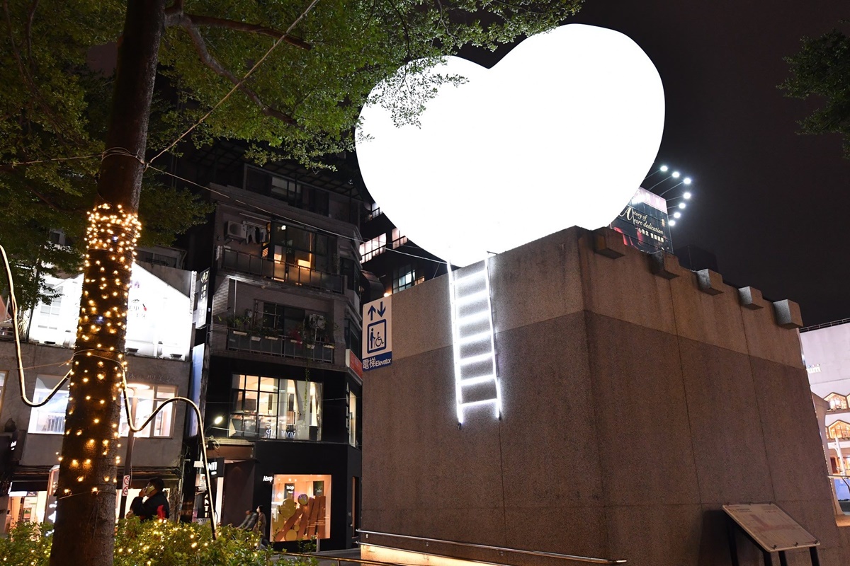 耶誕嗨到跨年！台北「６大燈區」玩轉聲光饗宴，打卡夢幻透明水晶隧道、雪白燈海