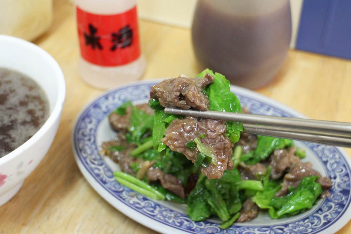 在地人才知道！台南20年「牛肉湯」先搶限量五花肉，嗜辣者必搭「強力椒」