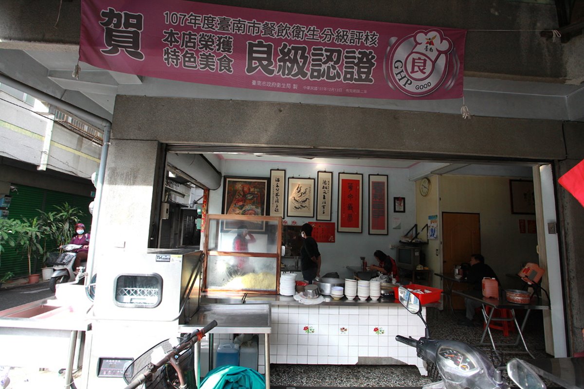 飄香超過60年！台南老麵店「爆量豆芽菜＋手工意麵」超浮誇，必搭特製蒜香醬