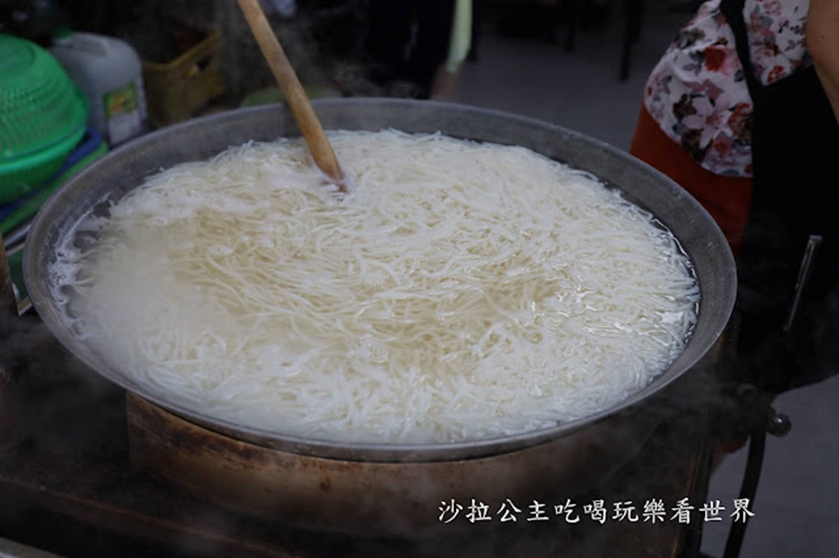 全台第一間！台南86年「小卷米粉」原汁湯頭超鮮甜，糙米米粉口感滑嫩有Q度
