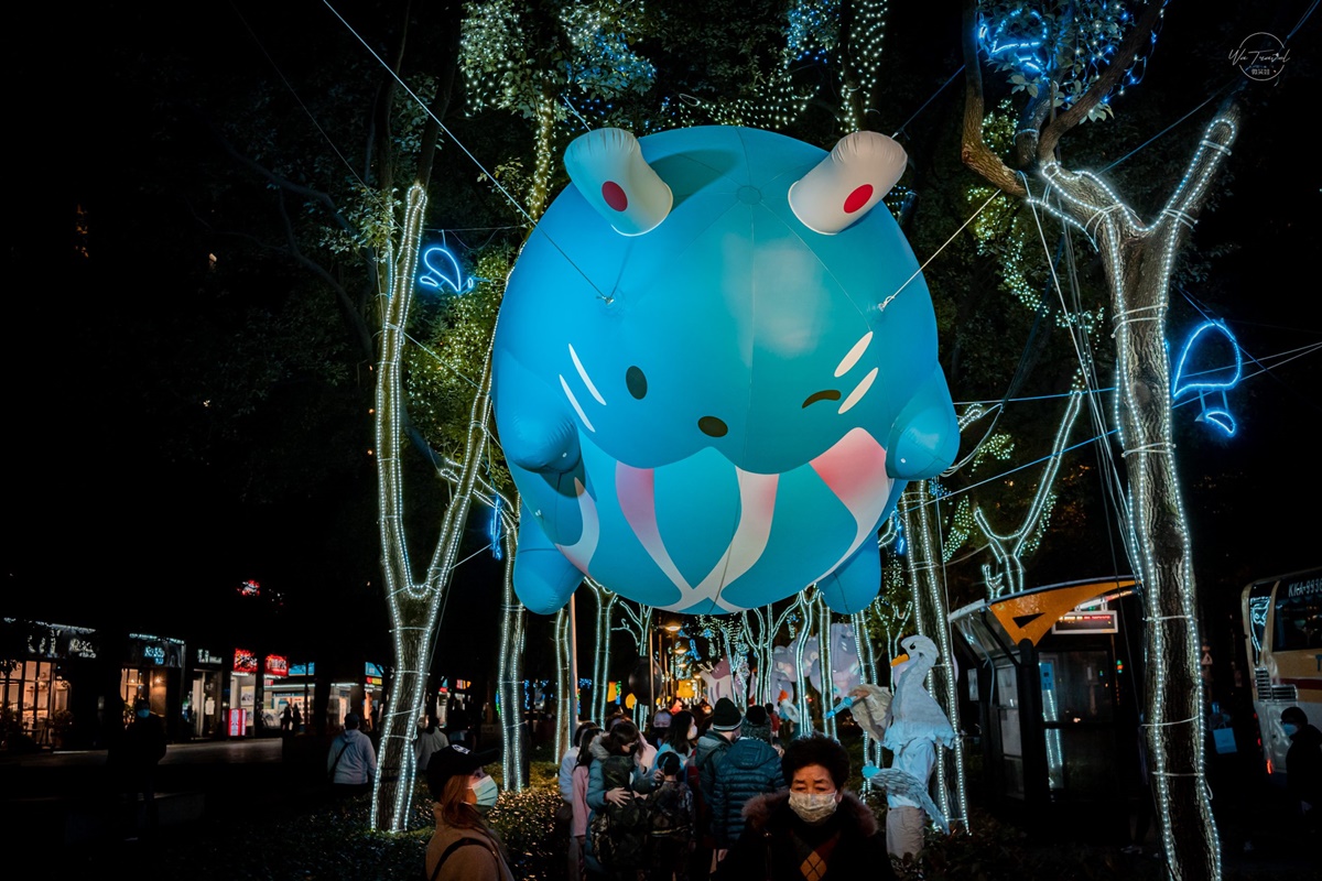 免費新景點！三峽樟樹大道化身「200公尺夢幻燈廊」，打卡超萌小老虎氣球
