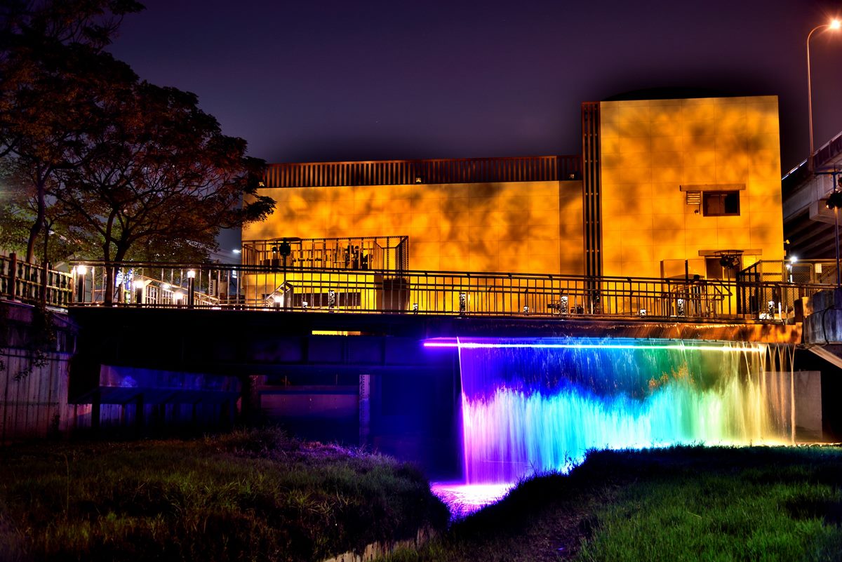 新北夜景打卡點＋１！衝鴨母港賞光雕「彩虹瀑布」、日式夜櫻步道