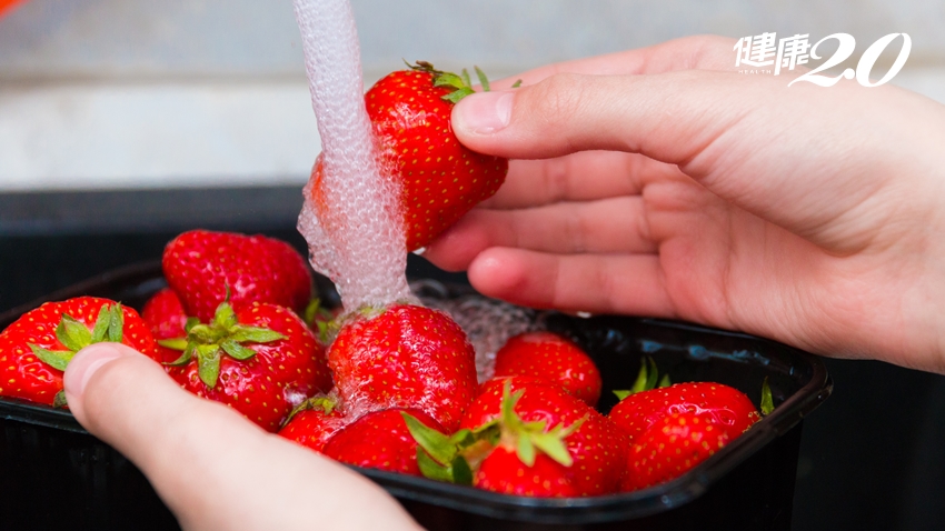 洗草莓別先摘蒂頭！「水果皇后」草莓降血壓、助排便、養顏美容 1種人別多吃