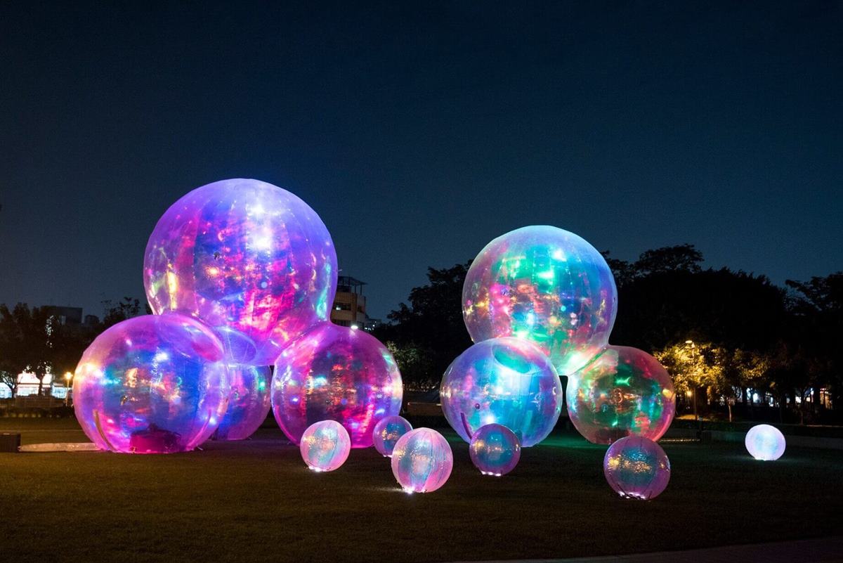 台中最新「巨型彩虹泡泡」登場！打卡超夢幻七彩泡泡球，夜晚點燈更好拍