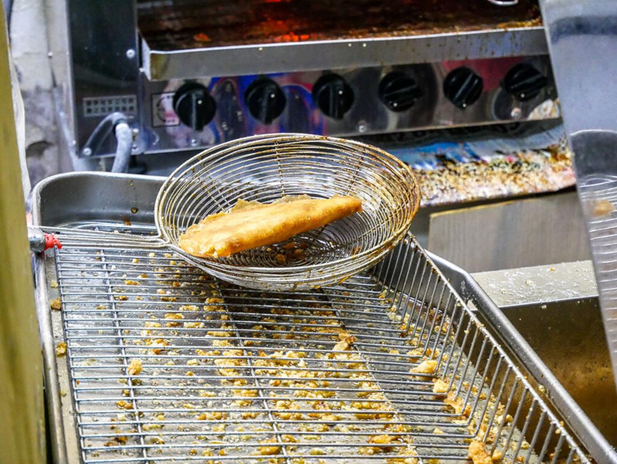 想吃先預約！台北「隱藏版炭烤雞排」沒人帶路找不到，微甜酥皮趁熱吃才對味