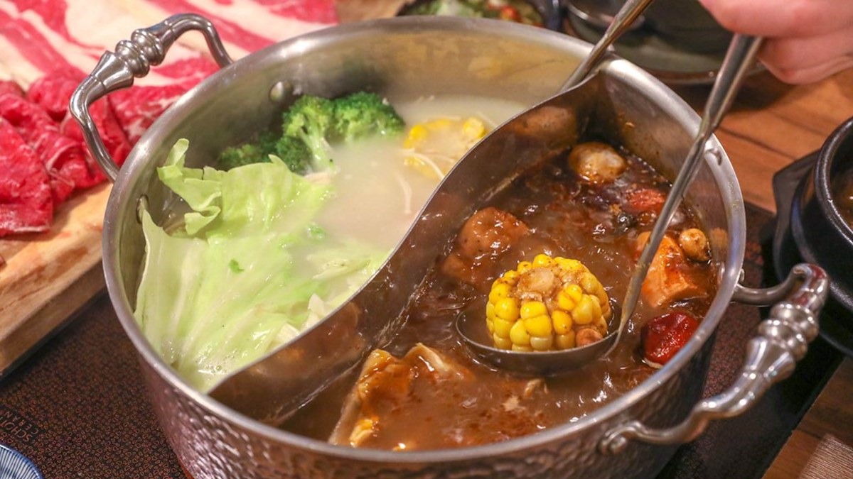 「胡椒老火雞湯」入口豐富的胡椒香氣刺激味蕾，雞湯湯底溫潤濃厚。（圖片來源：陳小可的吃喝玩樂）