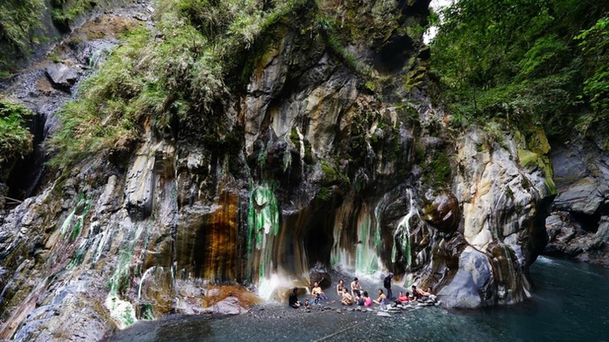 從山壁傾流而下的泉水瀑布，與山壁上的翠綠色彩形成一幅絕美畫面。（圖片來源：台東縣政府）