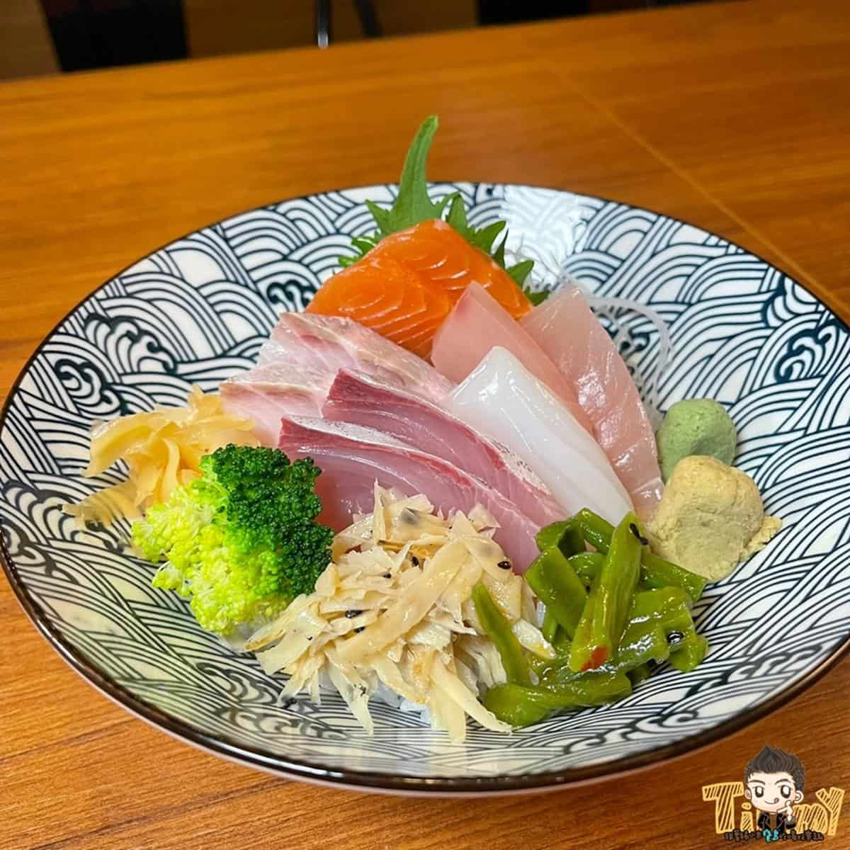 新竹佛心丼飯第２碗半價！鋪滿５種海鮮只要270元，超大片鰻魚丼也必點