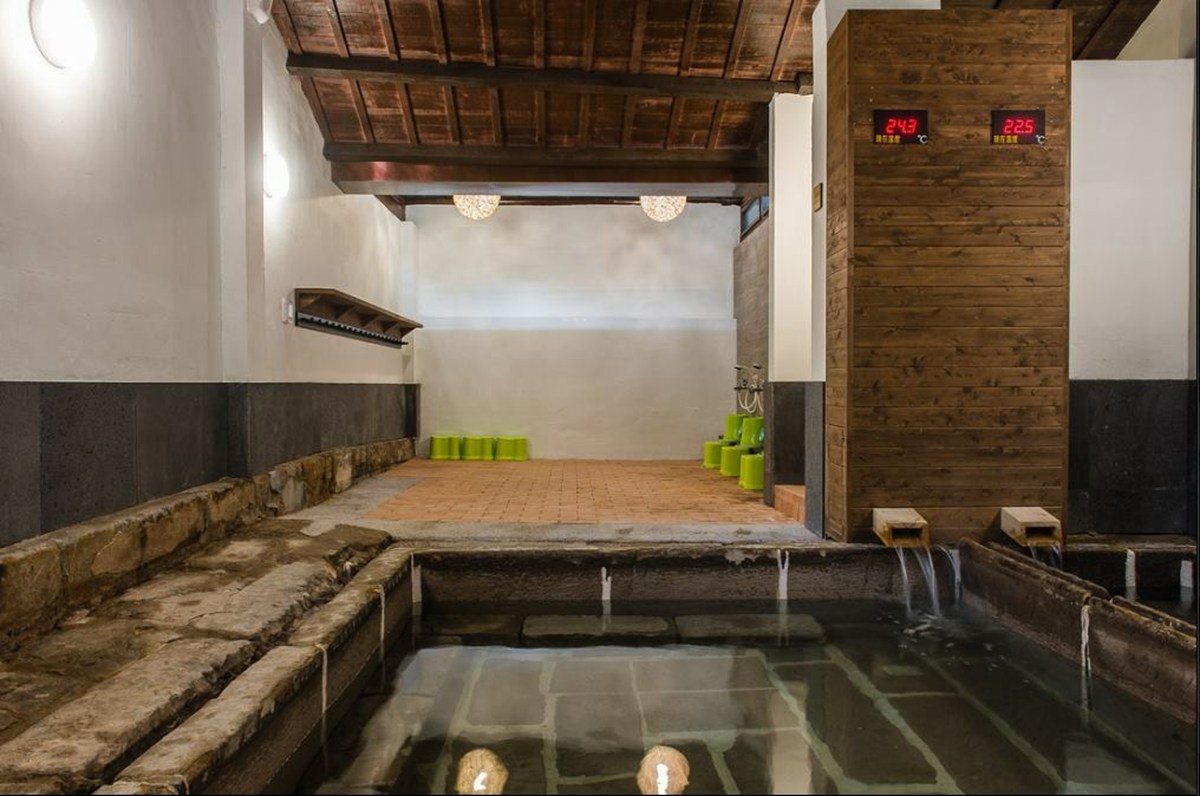 搭捷運能到！溫泉一條街泡百年日式浴場，順路打卡京都風老宅、吃氣球蔥油餅
