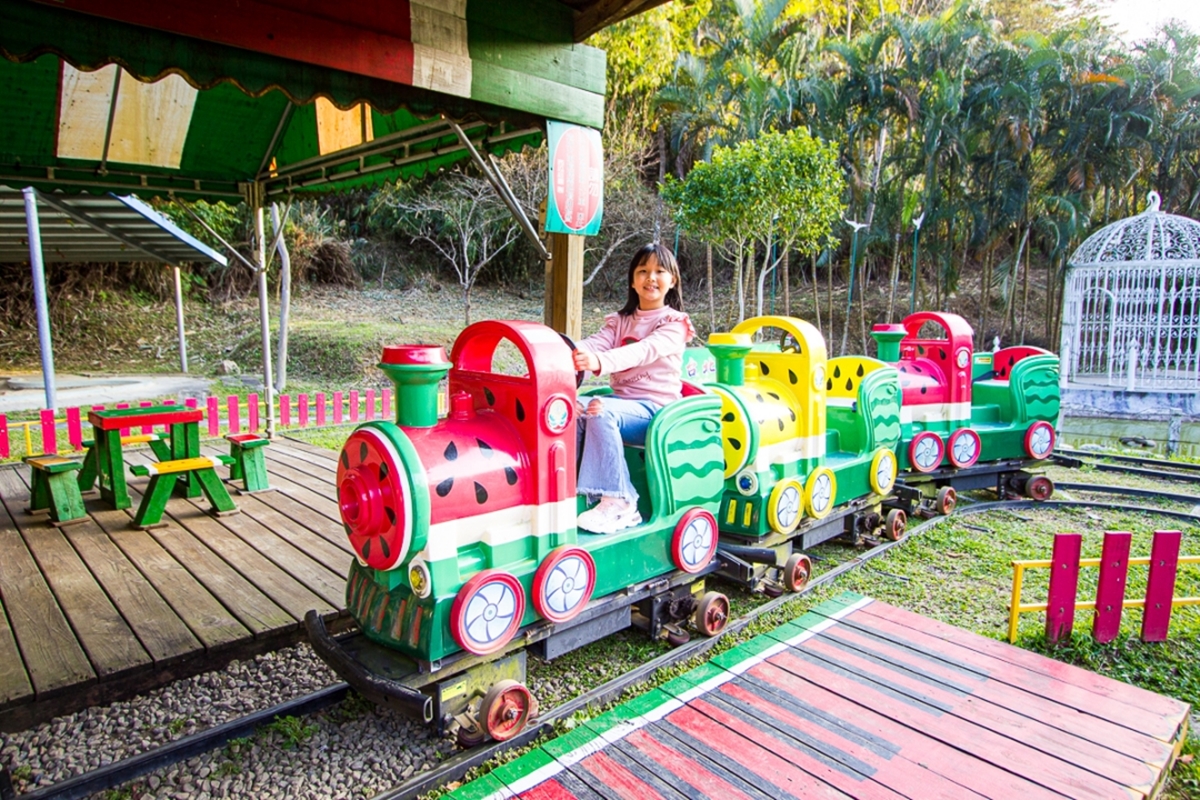 走進西瓜巨人國！全台唯一「水果樂園」爽玩滑草坡、小火車，繽紛造景超好拍