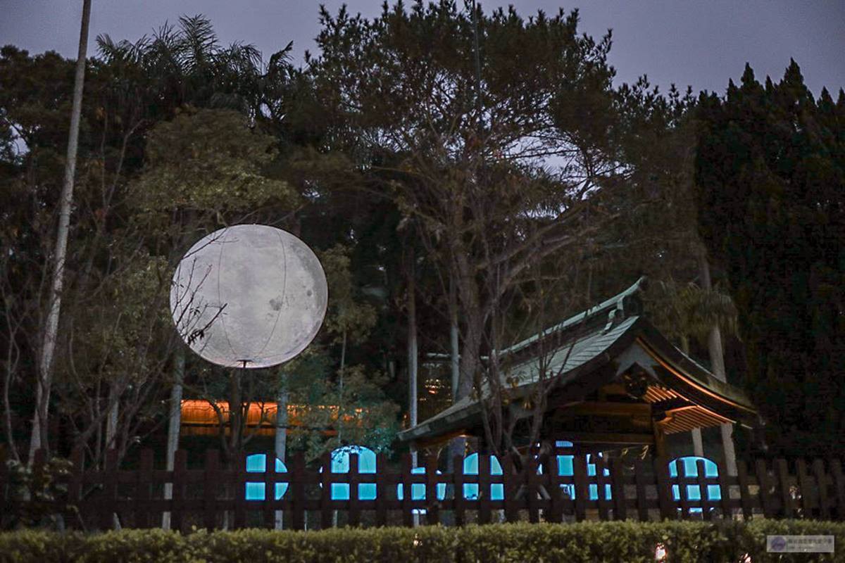 桃園新景點入夜更美！巨型月球降落「日本神社」，還有全台唯一「花手水舍」