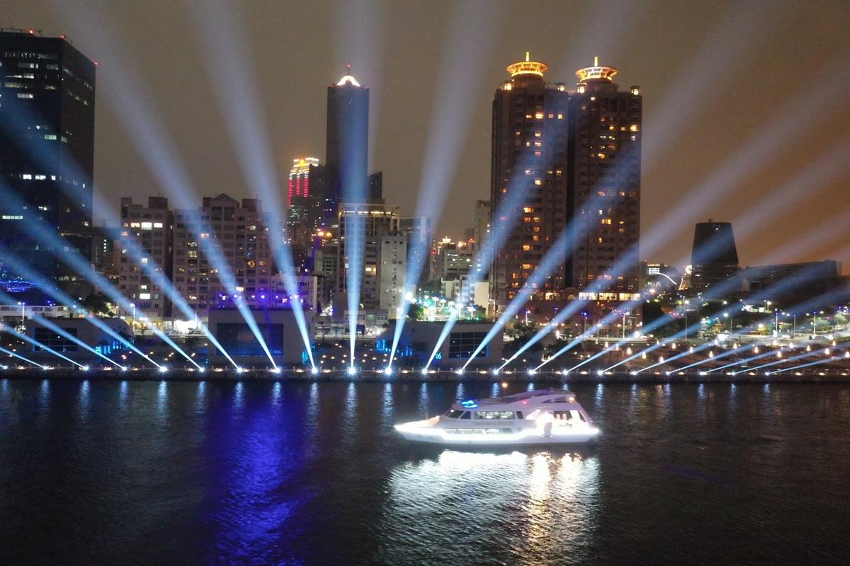 免費搭遊艇看「無人機表演」！打卡飯店入住送雙人船票，在海上爽看台灣燈會