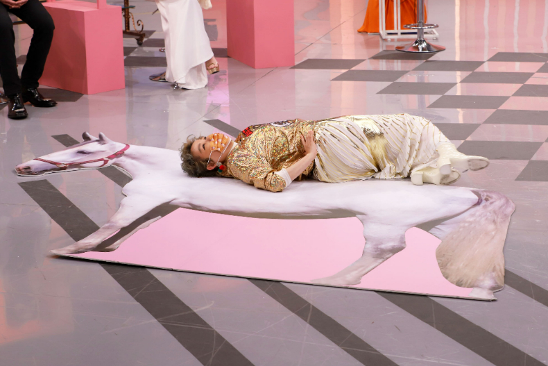▲教主躺在超美地毯上