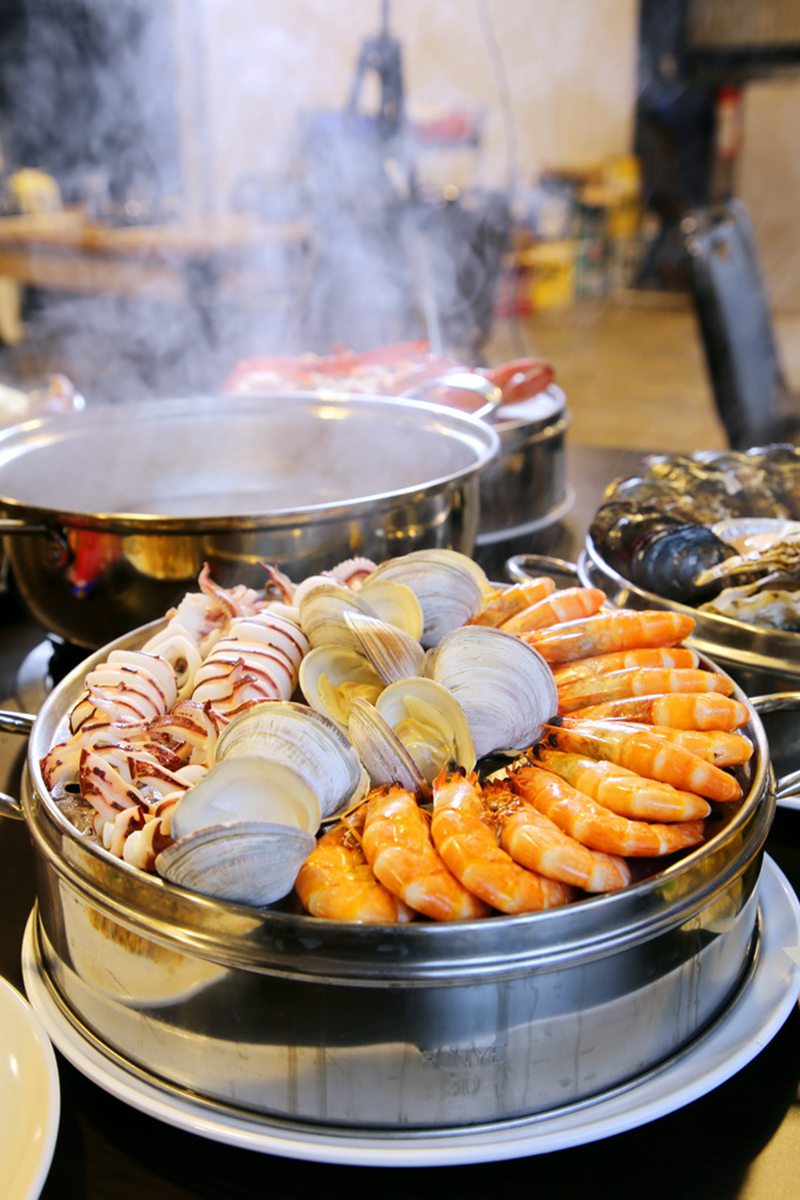 活海產現挑現吃！高CP值海鮮蒸鍋藏身大賣場，肥美螃蟹、藍鑽蝦、淡菜排滿滿