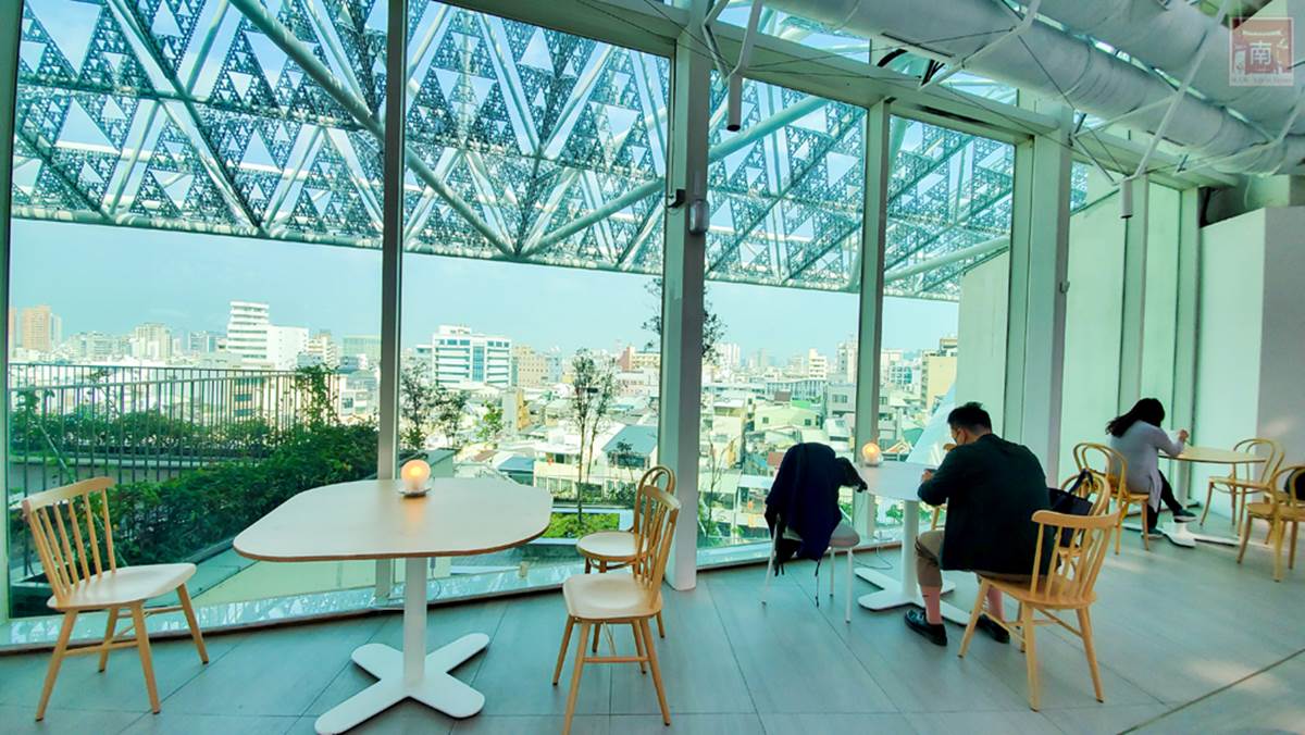 「無印風咖啡廳」藏美術館頂樓！挑高玻璃屋美如「天空公園」，俯瞰台南全景