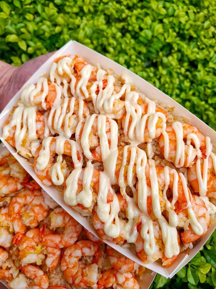 真的蝦爆了！超浮誇「蝦爆炒飯」鋪滿17隻大白蝦，免費喝滿料「蝦頭味噌湯」