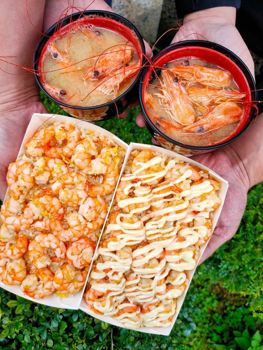 真的蝦爆了！超浮誇「蝦爆炒飯」鋪滿17隻大白蝦，免費喝滿料「蝦頭味噌湯」