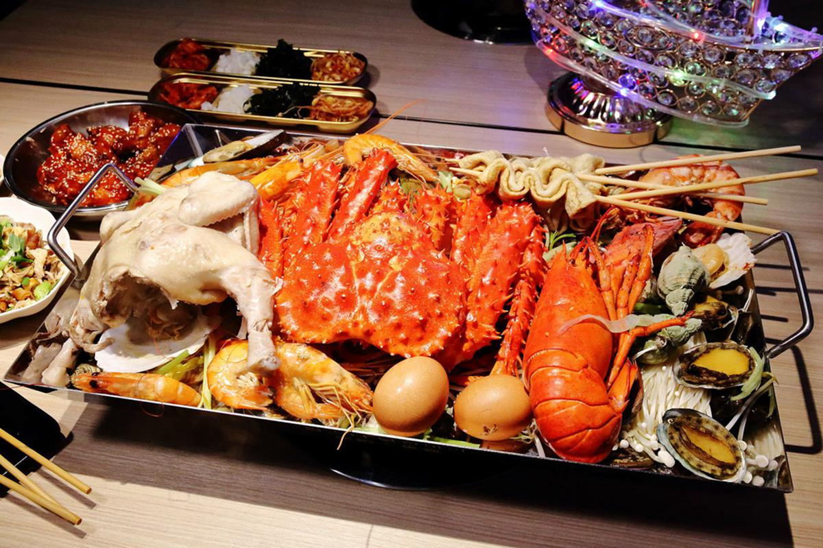 【新開店】霸氣「帝王蟹一隻雞」海鮮滿到快溢出來，當月壽星送七彩戰艦飲品