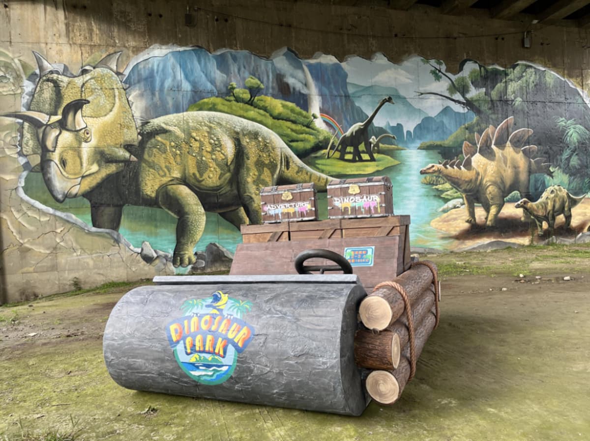 隱藏版侏羅紀公園！打卡3D彩繪牆、超Ｑ粉紅小暴龍，還有摩登原始車可搭