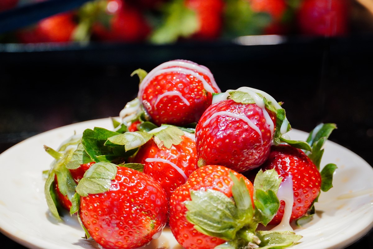 大湖草莓吃到飽、氣泡酒暢飲！新馬辣草莓季開跑，免費升級卜卜蜆雞腿鍋