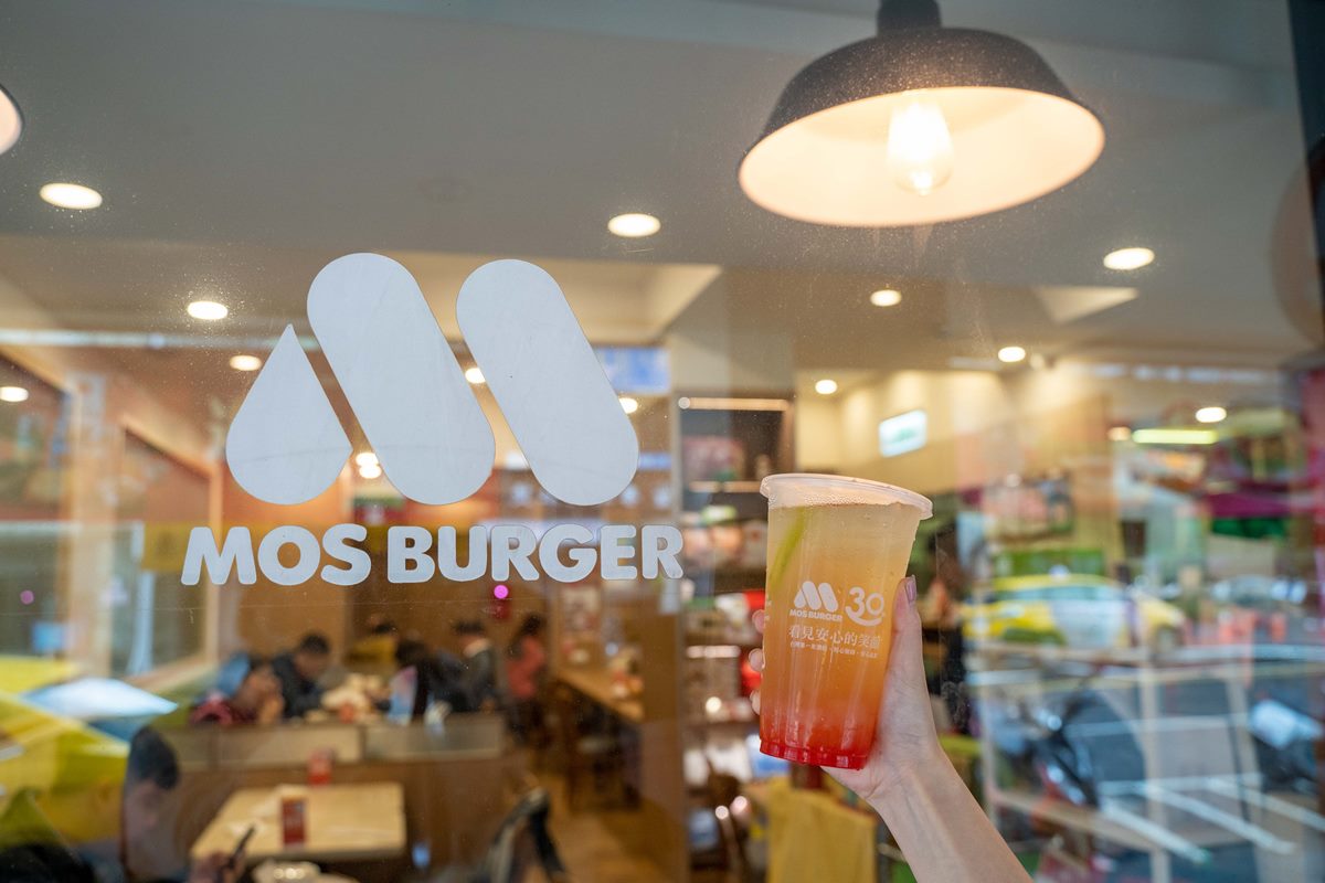摩斯漢堡最新「烏龍茶烤雞」米漢堡！加碼珍珠堡免費升級、期間限定５折好康