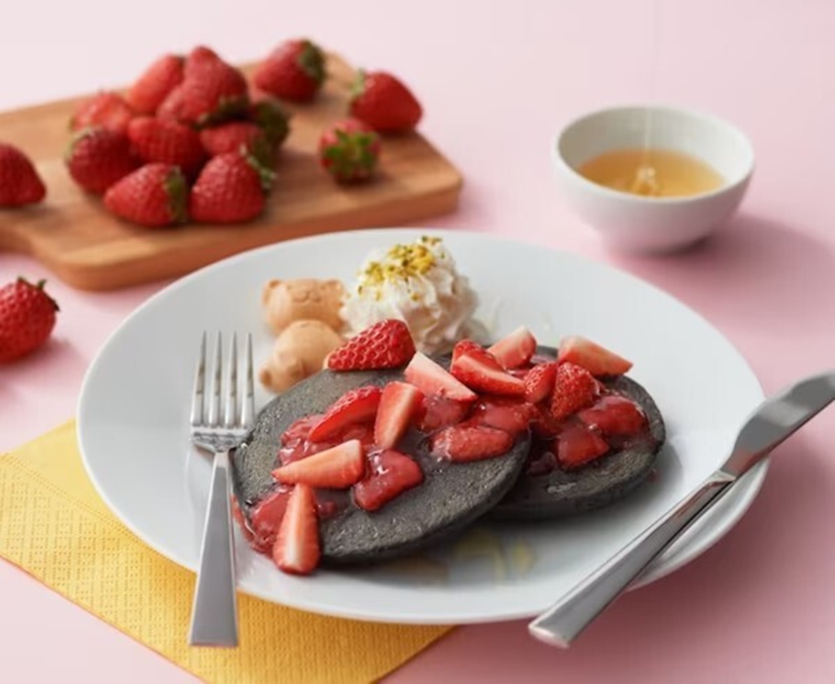 「熊熊最中」聖代、鬆餅萌翻！日本IKEA草莓季登場，再嘗爆餡泡芙、甜甜圈巴菲