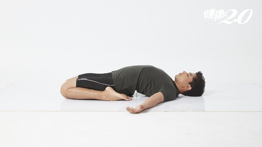 躺著做舒緩高血壓！「躺姿英雄式」改善更年期、促進消化消除脹氣