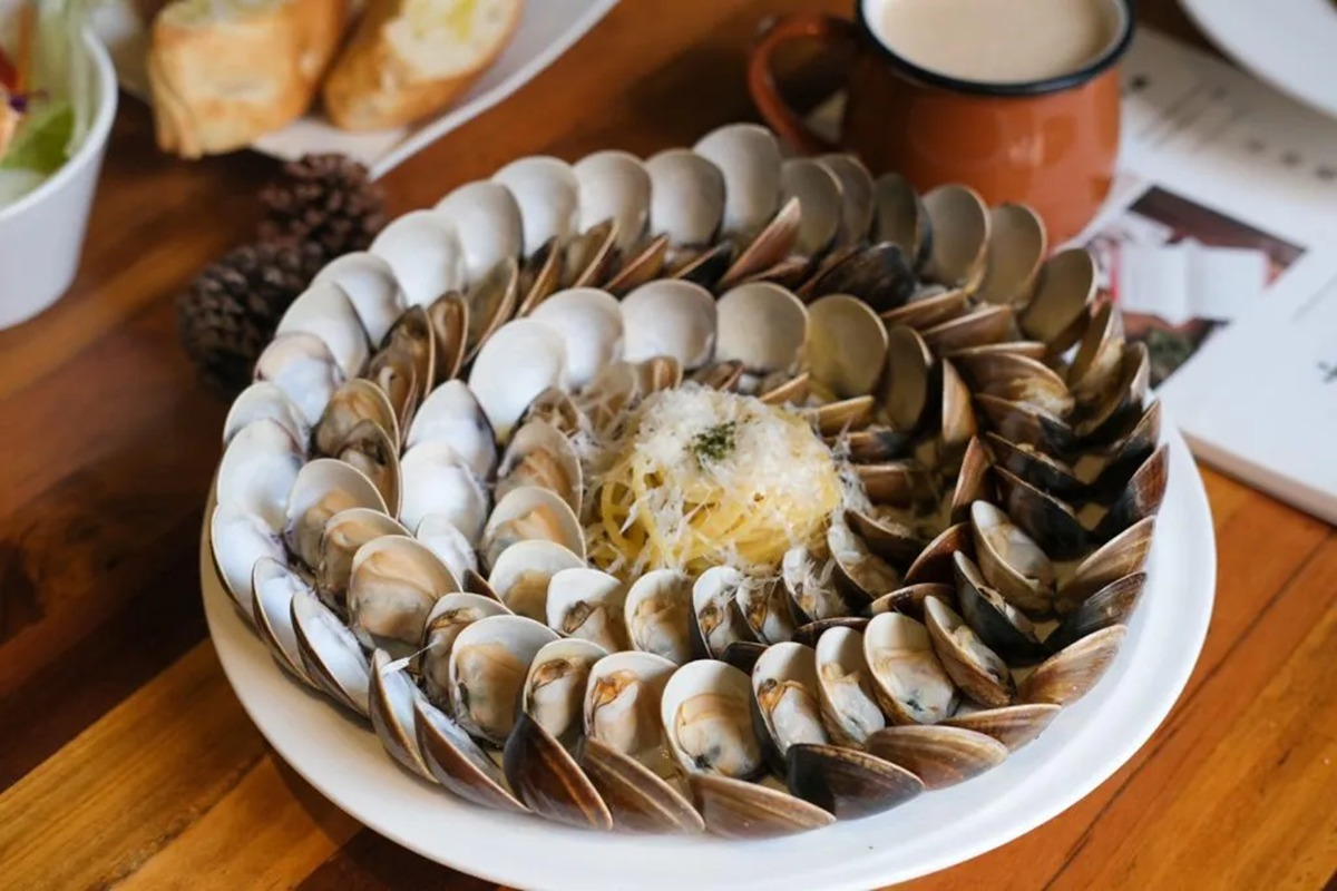 50顆蛤蜊排滿看不到麵！台中「超狂義麵」吃到嘴痠，每日限量海鮮控快衝