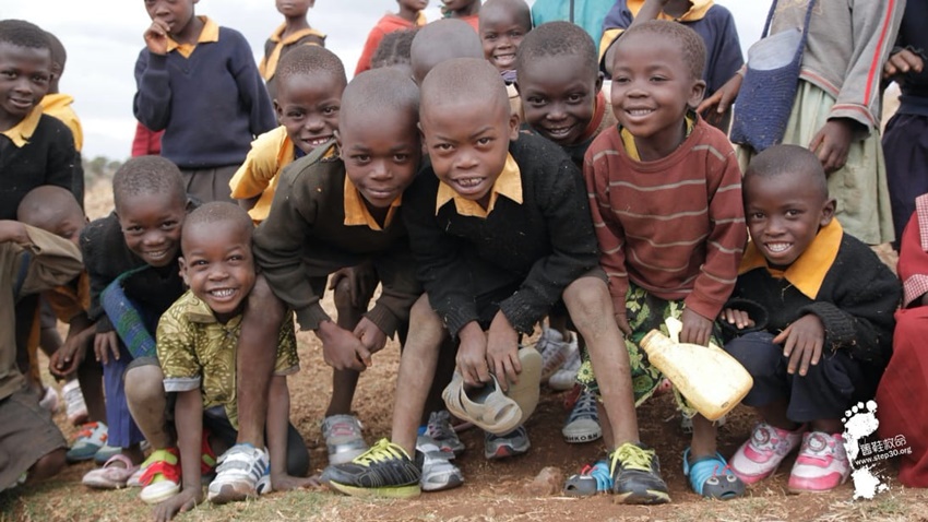 家中二手鞋衣包變身救命用品助非洲孩童，「舊鞋救命」限期募集！