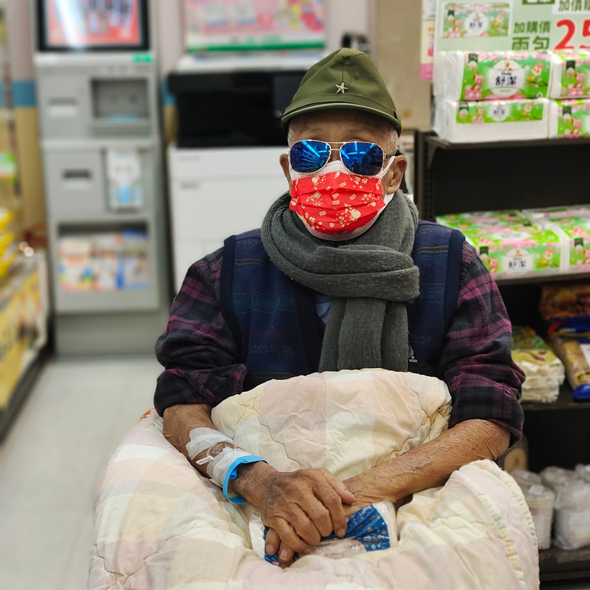 90歲藝人脫線肺部感染出院返家開心報平安，醫師曝吞嚥困難、嗆食高風險
