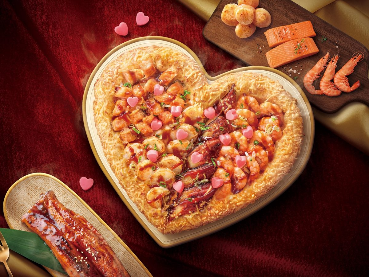 必勝客最新「粉紅愛心」披薩！滿滿鮭魚搭牛奶起司，還有升級版「鰻魚披薩」