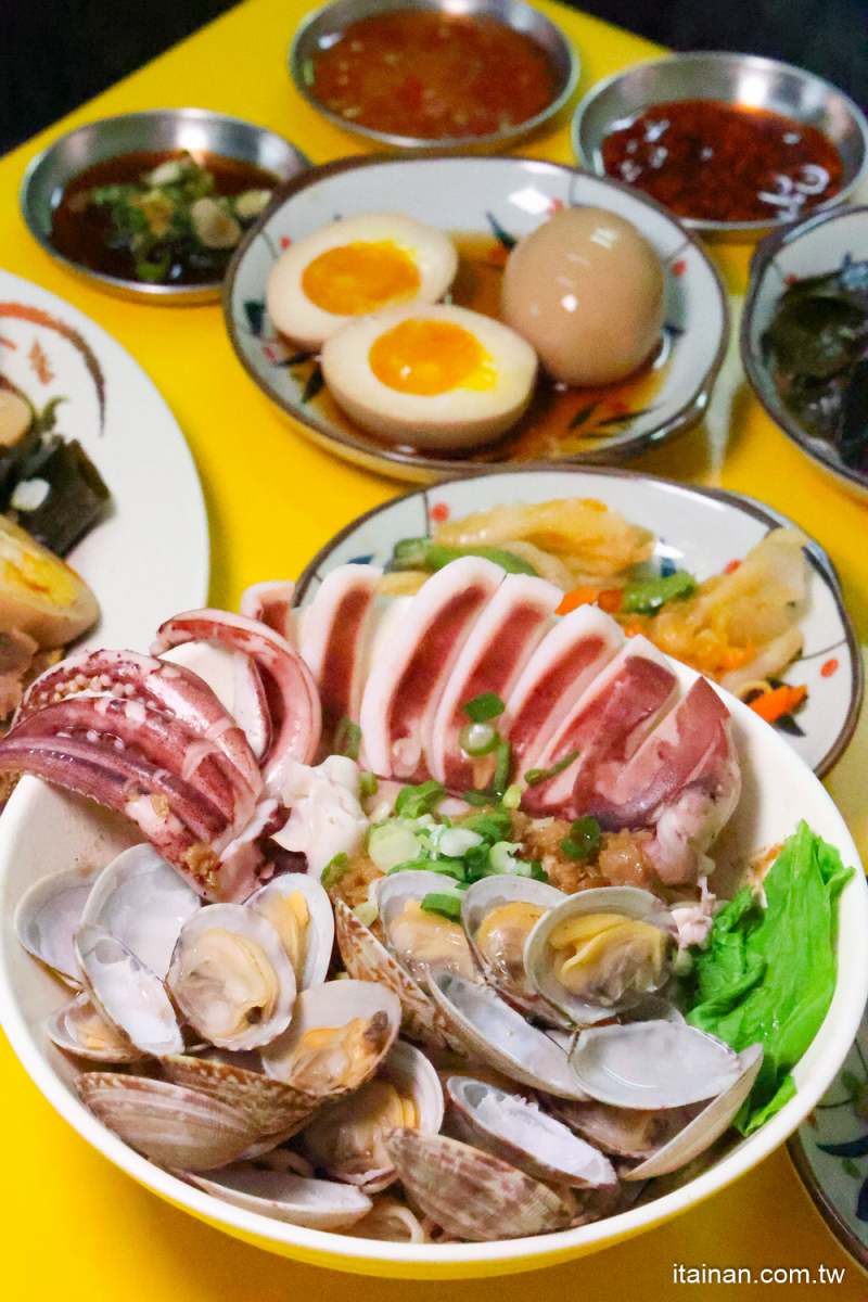 整隻魷魚躺上去！台南最浮誇「傳統意麵」必吃隱藏版，還能雙拼干貝、海瓜子