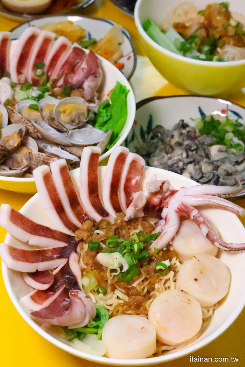 整隻魷魚躺上去！台南最浮誇「傳統意麵」必吃隱藏版，還能雙拼干貝、海瓜子