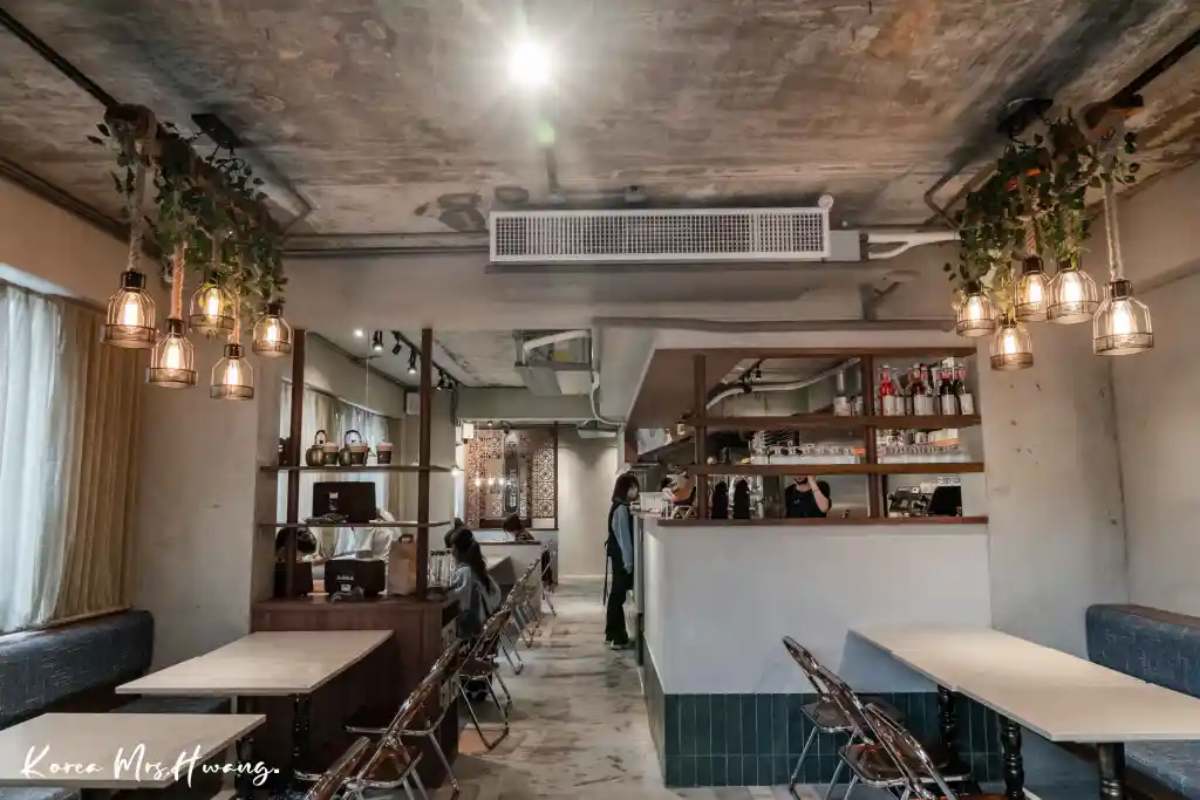 【新開店】韓國人妻認證！復古風咖啡廳秒飛三清洞，必點「完全正確版」拌飯