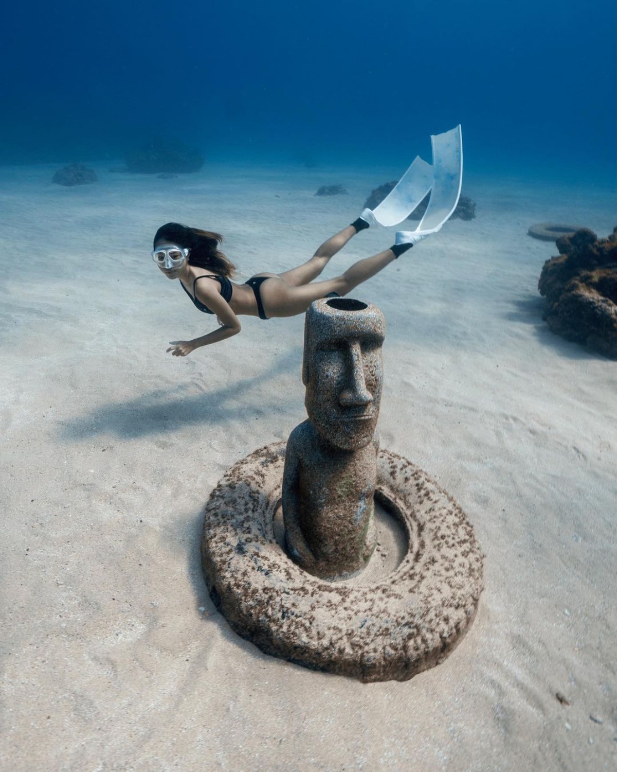 打卡萌翻「海底摩艾石像」！小琉球超夯新祕境，還能跟魚共游、賞珊瑚礁生態