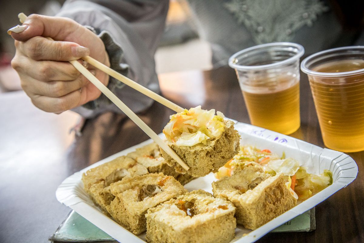 台中人內行「戳洞」吃法！６家排隊水煎包、臭豆腐：限定瓠瓜餡、爆量小黃瓜