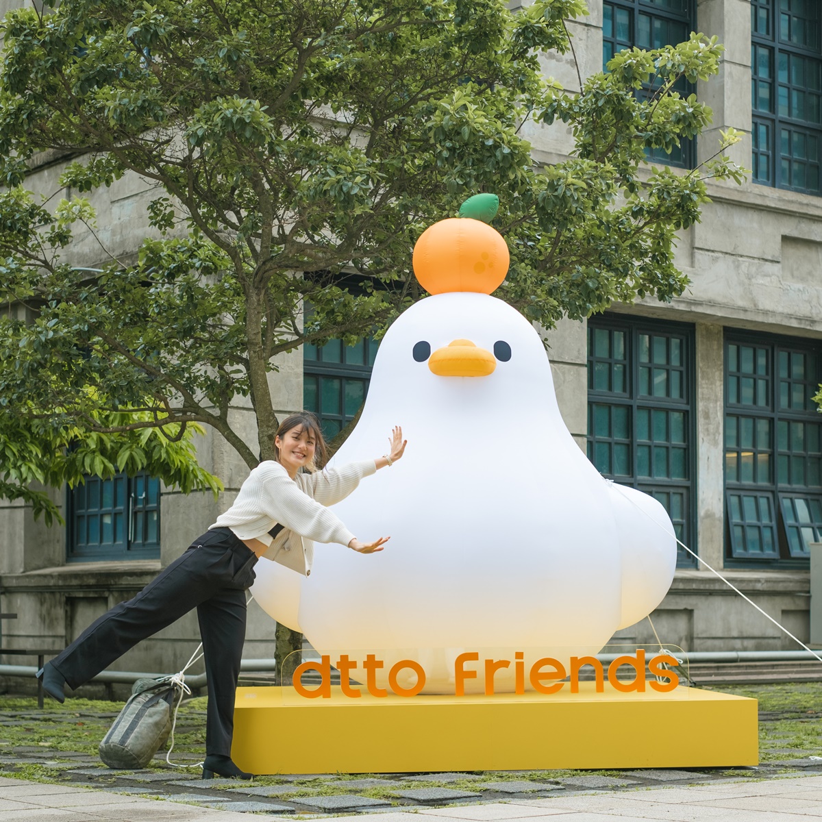 台北２大打卡點免費拍！超Q「巨型橘子小鴨」、最美「樂高後花園」一次GET