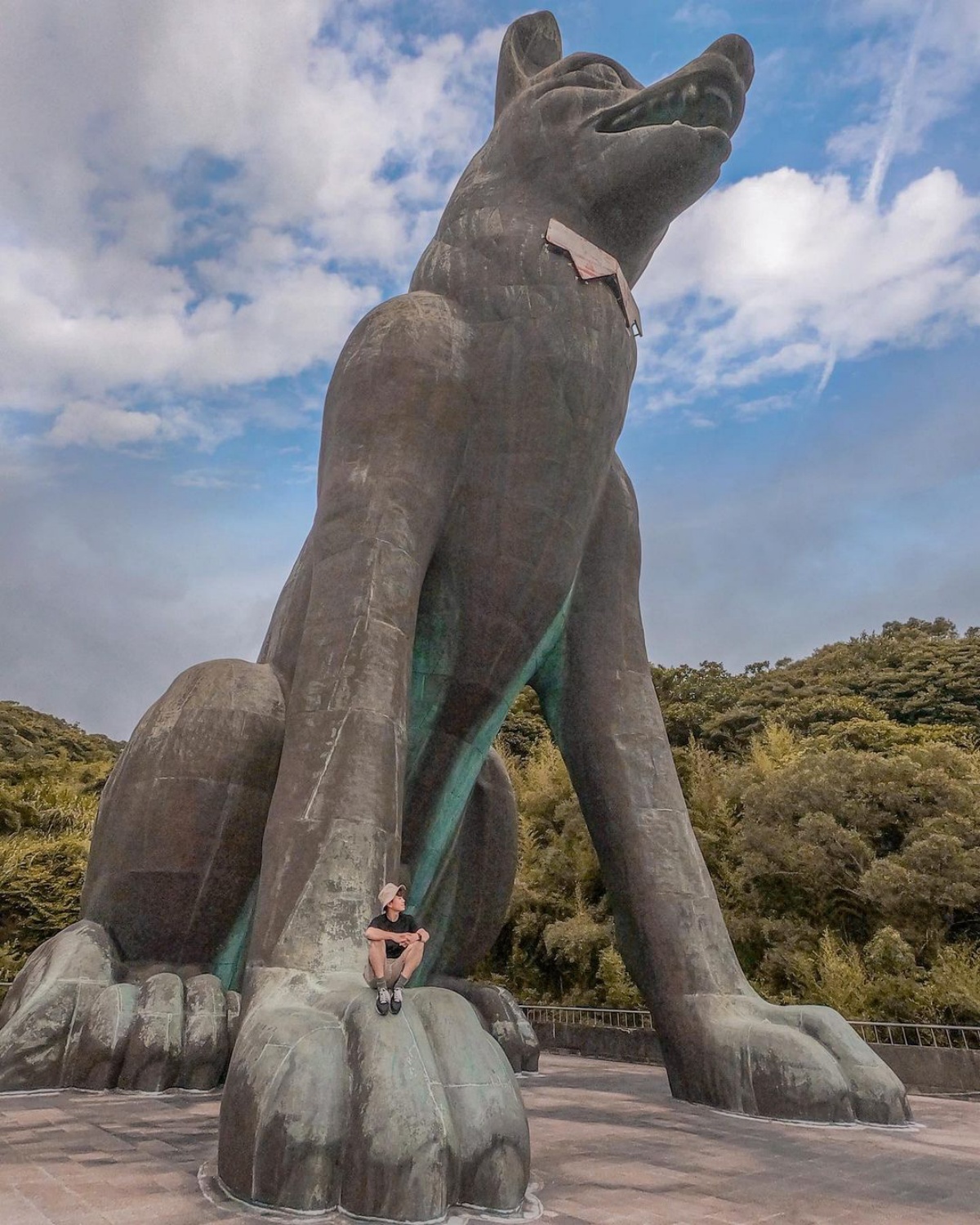 台版巨大「忠犬小八」免費拍！IG暴紅30米銅質犬像，再拜財神廟＋念求財口訣