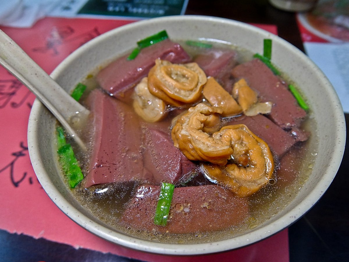 網推台北最強豬血湯！「天然紅豆腐」超軟嫩，配料、湯頭還能任選客製化
