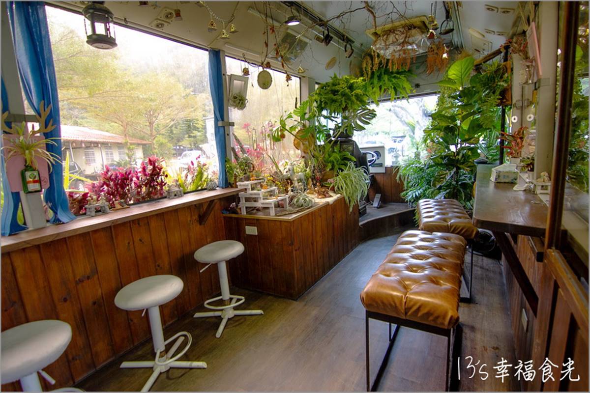 廢棄公車化身森林咖啡廳！「網美駕駛座」充滿綠植超療癒，南洋風涼亭也要拍