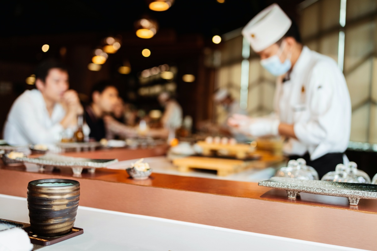 為什麼日本餐廳都上冰水？原因其實超感人，壽司店只供熱茶是為了「這目的」