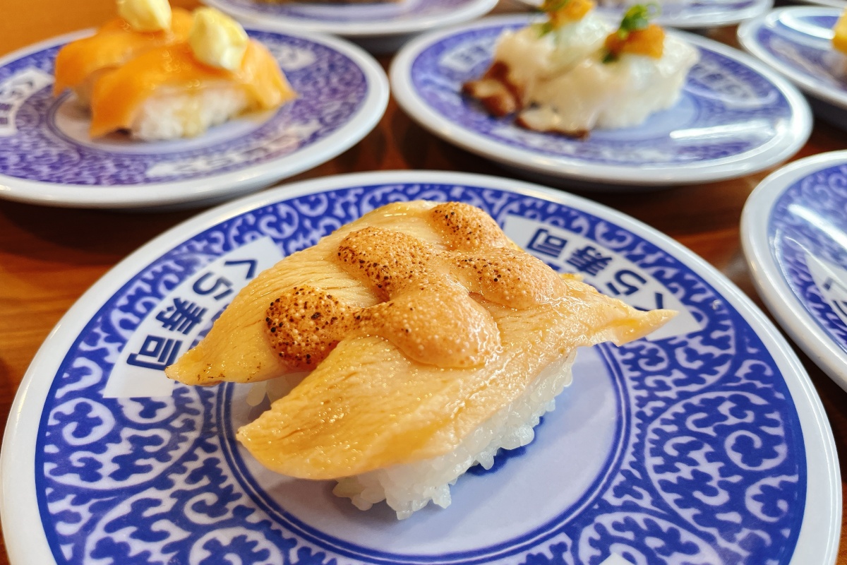 小新粉快衝！藏壽司「蠟筆小新餐盤」免費送，再吃炙烤明太子鮭魚壽司