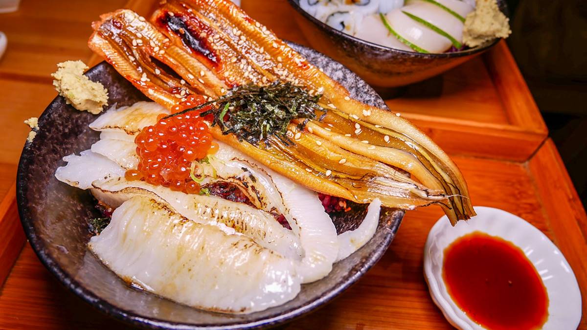 丼飯上的星鰻跟比目魚緣側都是給超長一片，吃起來很過癮。（圖片來源：鄉民食堂）