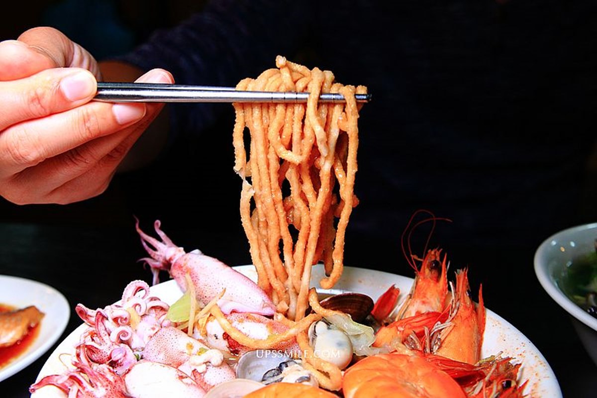 「天下第一攤」加持！市場「超狂海鮮麵」１天賣３小時，鮮蝦、小卷嗑到痛風