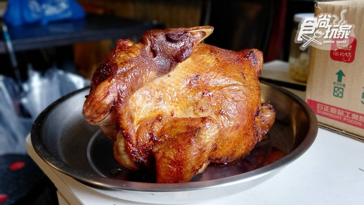 超限量的「王家碳烤鋼管雞」擁有「會跳舞的鋼管雞」之稱。