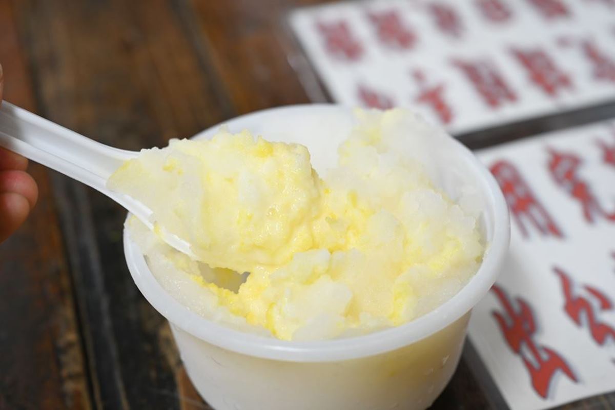 在地人消暑首選！60年冰菓室藏身雜貨店，古早味牛奶冰加一整顆蛋黃