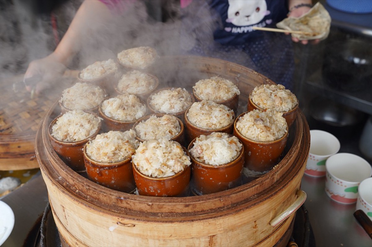 米糕就是要用陶碗蒸！道地古早味只在台中吃得到，芋頭尬蝦米肉燥療癒噴香