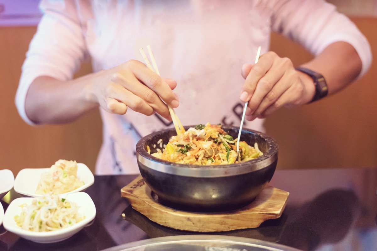 赴韓旅遊要注意！6大必知韓國用餐禁忌：飯碗不能端、小菜吃到飽地雷