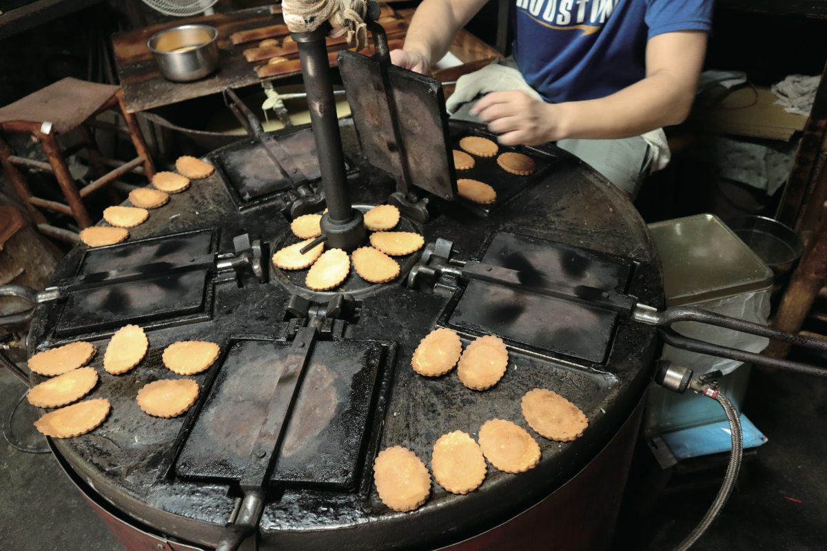 沒買別說去過台南！百年煎餅堅持「傳統烤爐」手工烤，１人限購２包晚來沒貨