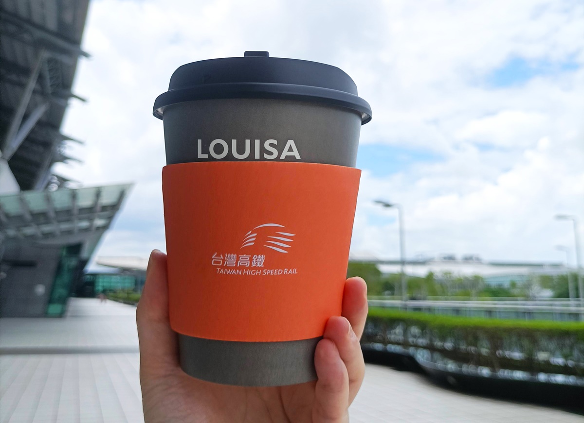 高鐵上喝得到路易莎！「台灣高鐵ｘ路易莎」 限定店開張，聯名咖啡、貝果都有